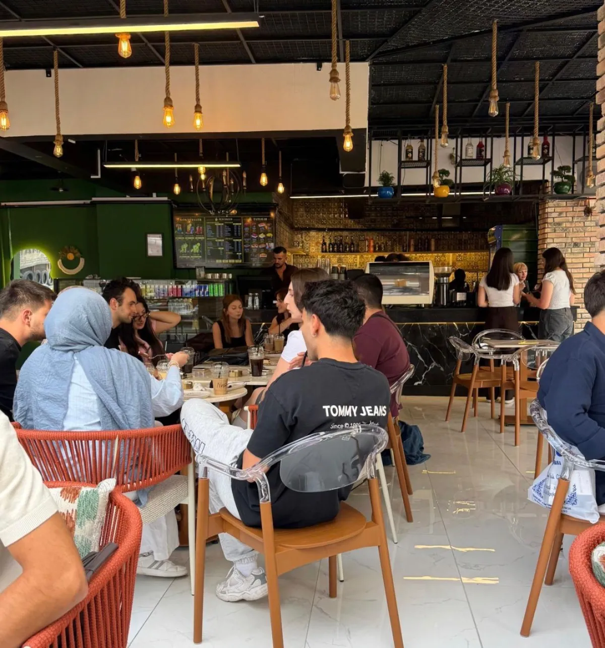 Bucak çarşısına yeni soluk Self Servis Vesso Coffee Co. açıldı