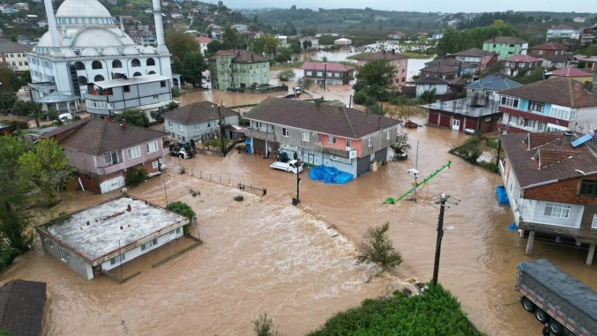 Sakarya’da Mahalle Sular Altında! Su 1 Metreyi Aştı, okullar 1 gün tatil