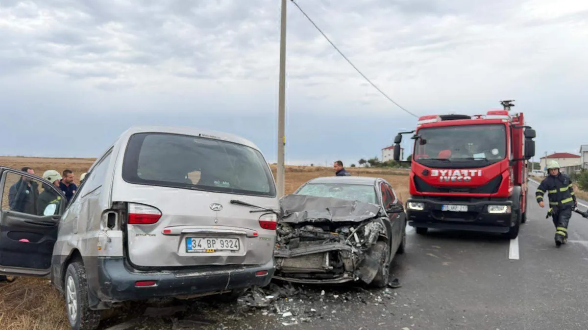 Otomobil ile minibüs kafa kafaya çarpıştı: 6 Yaralı