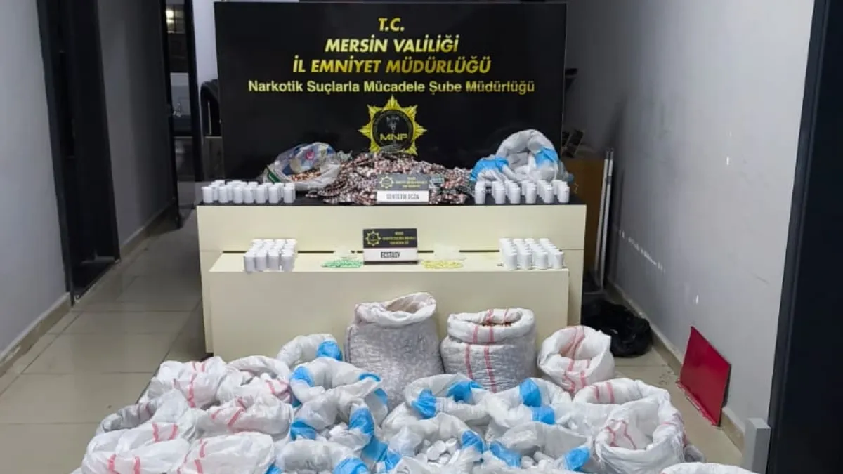 Polisin minibüste yaptığı aramada on binlerce hap ele geçirildi