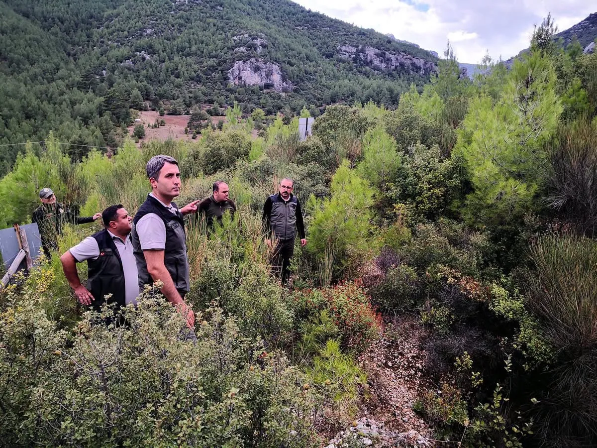 Bucak’ta dikkat çeken obruk! Kaymakam Kuruca yerinde inceledi