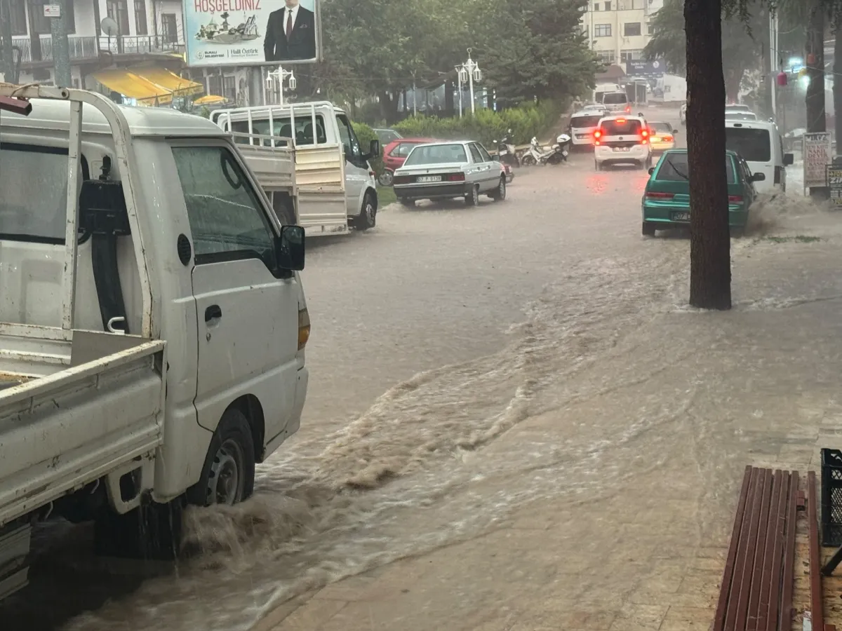 Antalya Elmalı’da Sağanak Alarmı: Pazar Yerini Su Bastı, Esnaf Zor Anlar Yaşadı