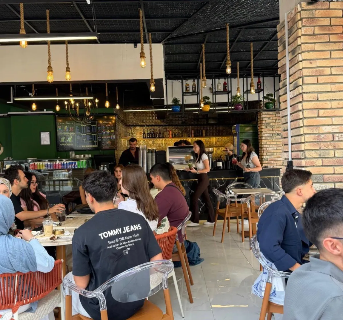 Bucak çarşısına yeni soluk Self Servis Vesso Coffee Co. açıldı