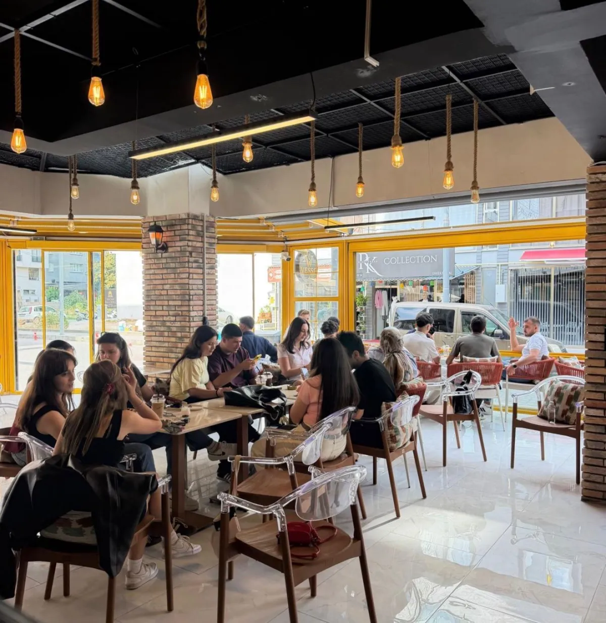 Bucak çarşısına yeni soluk Self Servis Vesso Coffee Co. açıldı