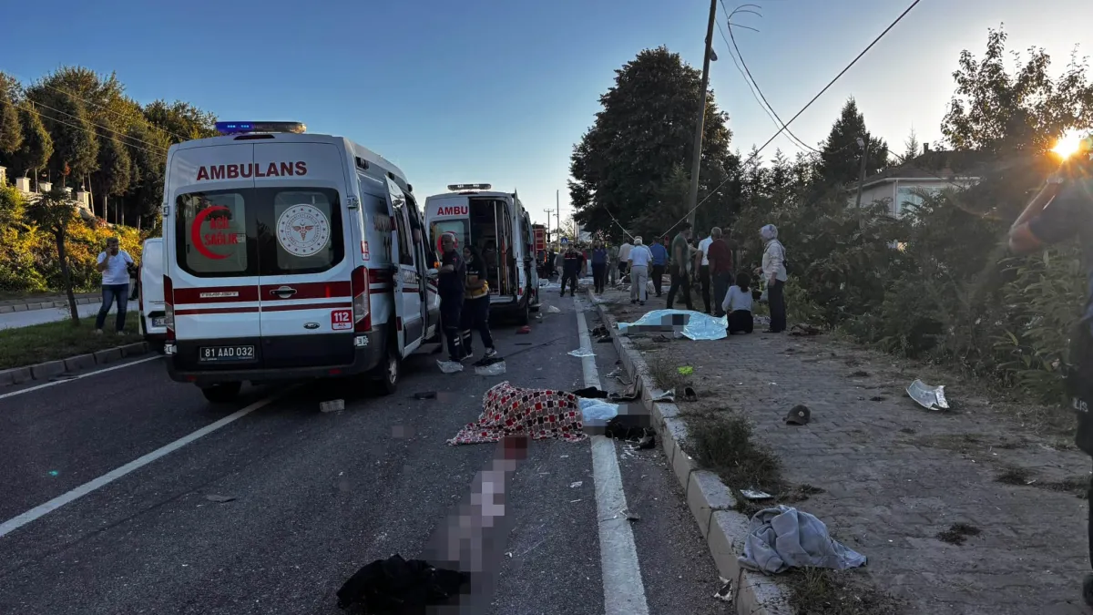 “Düzce’de Katliam Gibi Kaza! Tır Patpata Çarptı: 4 Ölü, 9 Yaralı” Kimlikleri Belli oldu