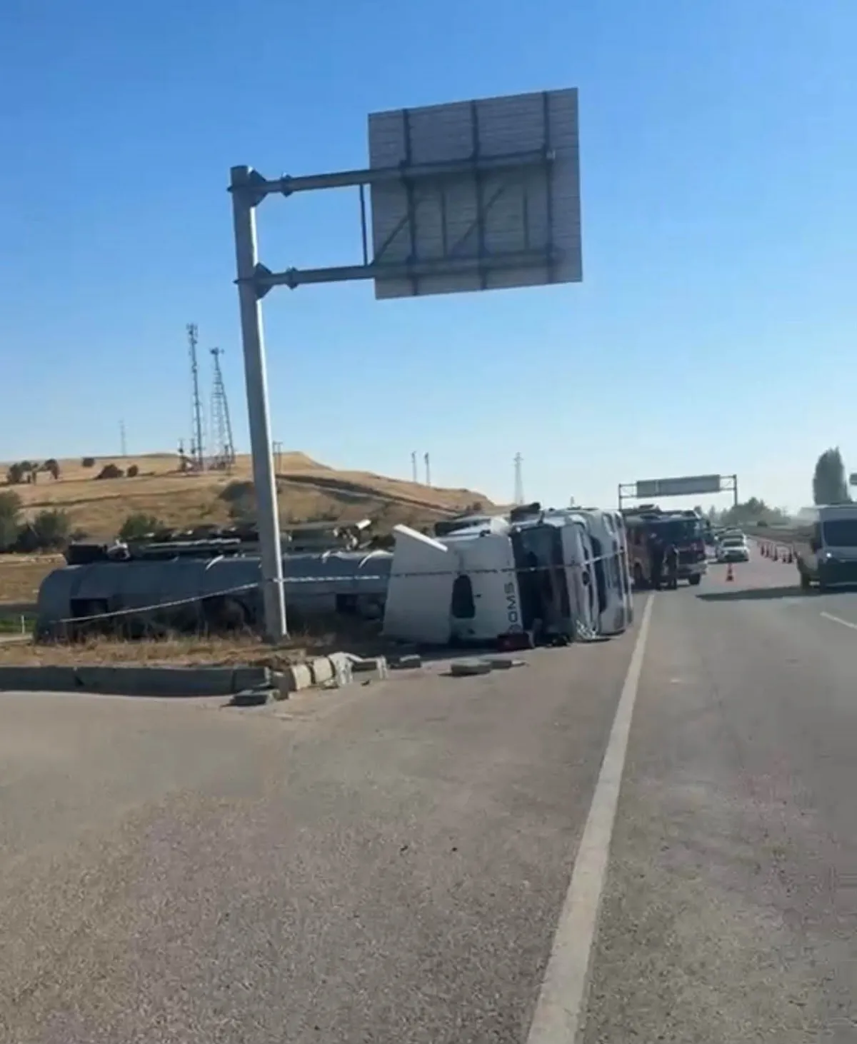 Ankara-İstanbul Kara Yolunda Yakıt Tankeri çarpışarak Devrildi: 2 Yaralı
