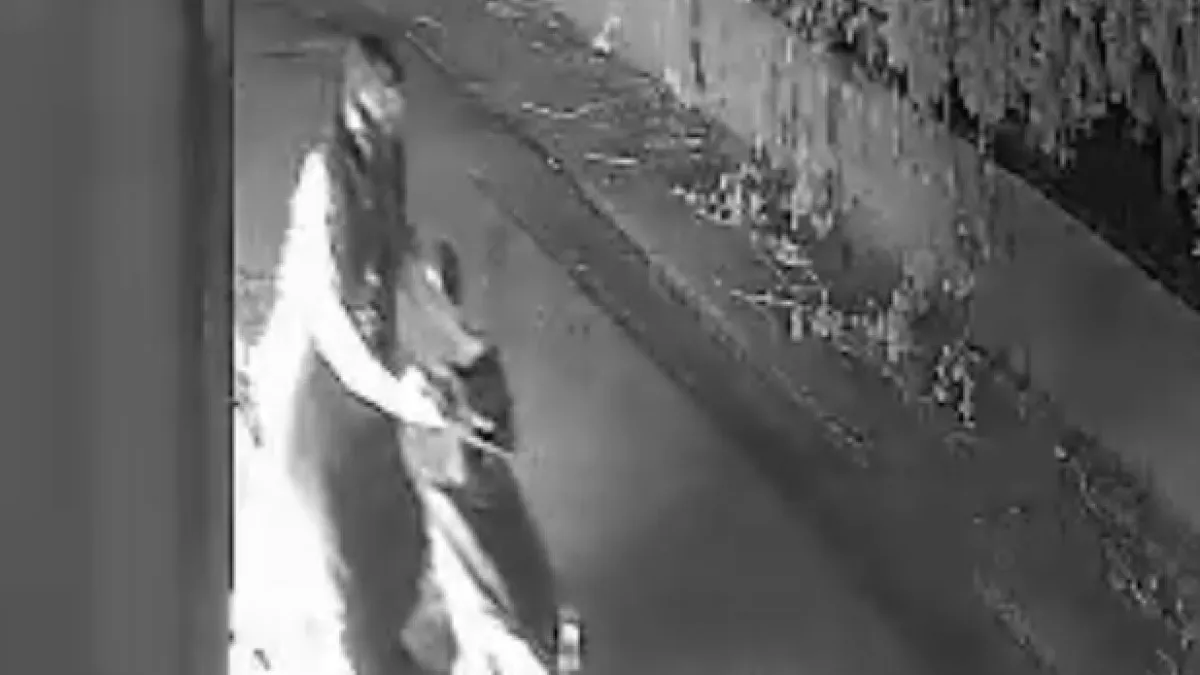 Serik’te kundaklama kamerada! Tanınmamak için çöp poşeti geçirdi