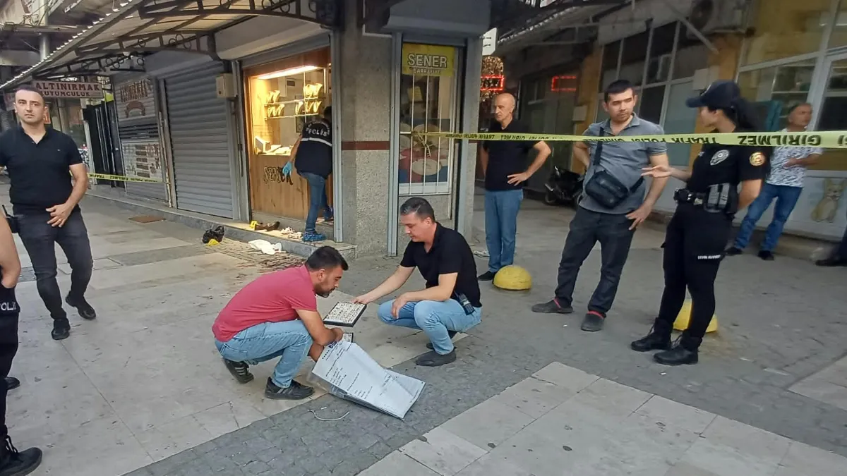 Silahlı soyguncuya esnaf geçit vermedi! 2 Kişiyi yaraladı