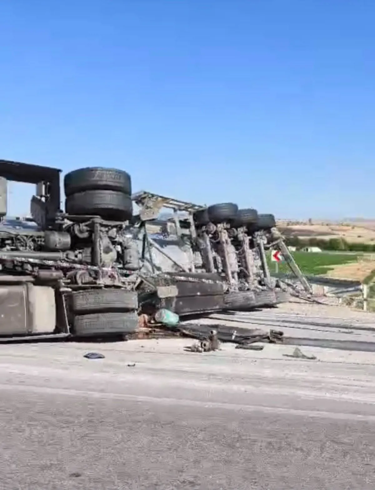 Ankara-İstanbul Kara Yolunda Yakıt Tankeri çarpışarak Devrildi: 2 Yaralı