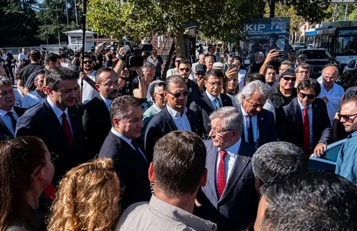 Davutoğlu Ankara Adliyesi'nde İfade Verdi: "Dosdoğru Olmaya Devam Edeceğim”