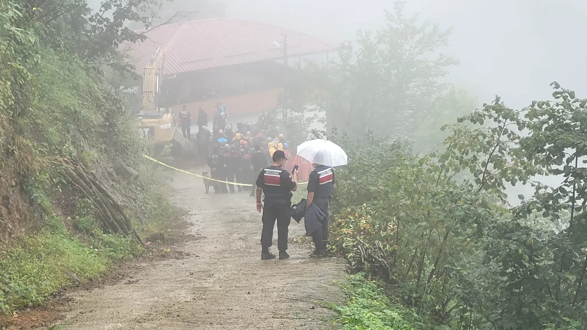 Trabzon’da heyelan! Toprak altında kalan işçi için zamanla yarış