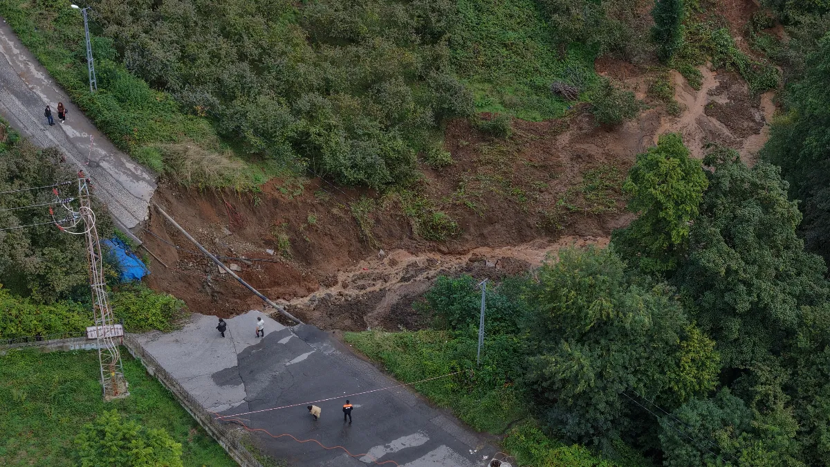 Trabzon’da korku dolu anlar: Yol çöktü, araç dereye sürüklendi