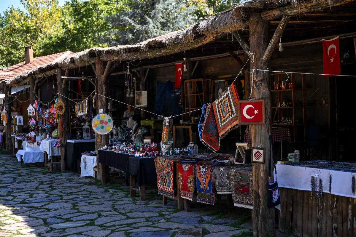 Ankara Altınköy’de Geleneksel Halı Dokuma Sanatı Yeniden Hayat Buluyor