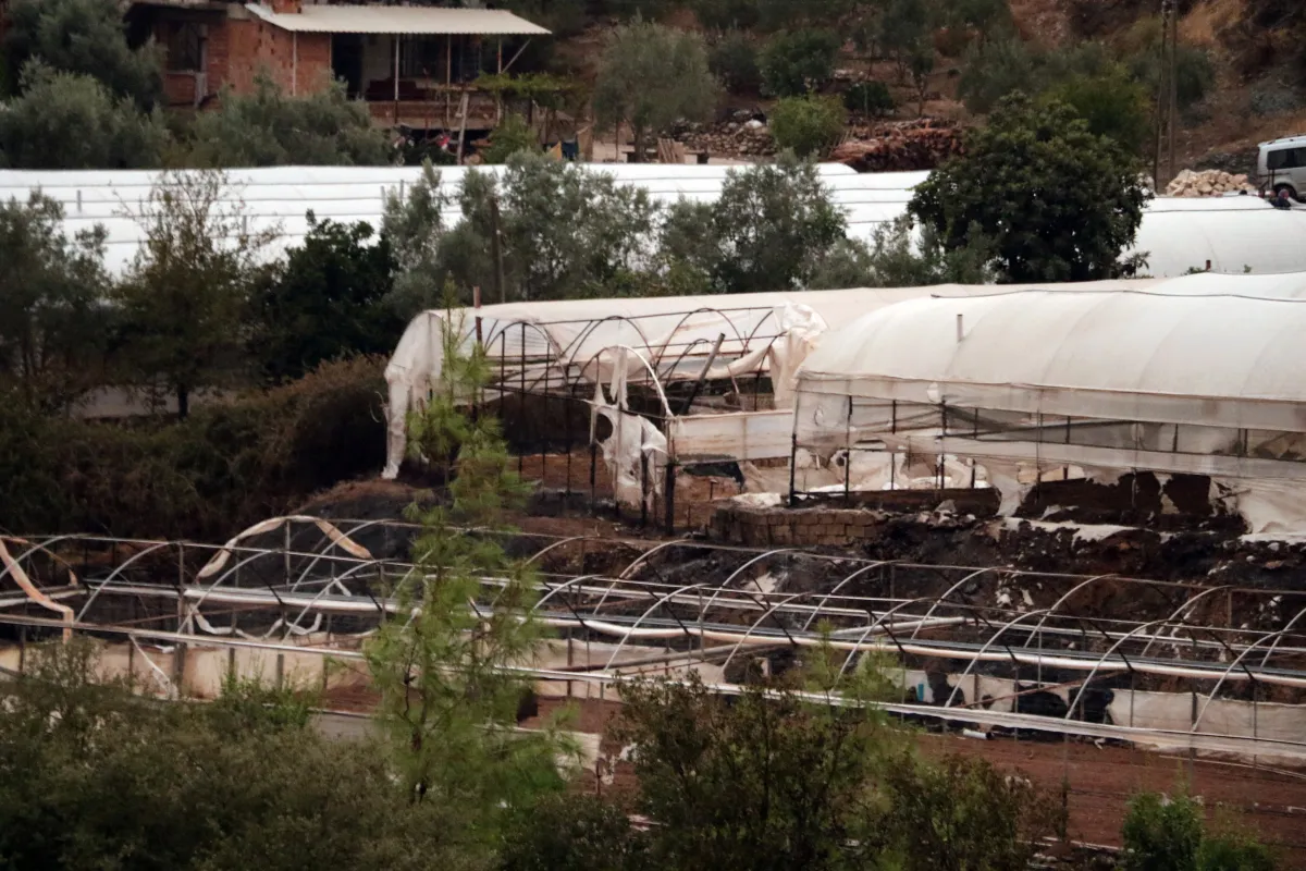 Antalya Kumluca’daki Orman Yangınında 10 Ev Zarar Gördü