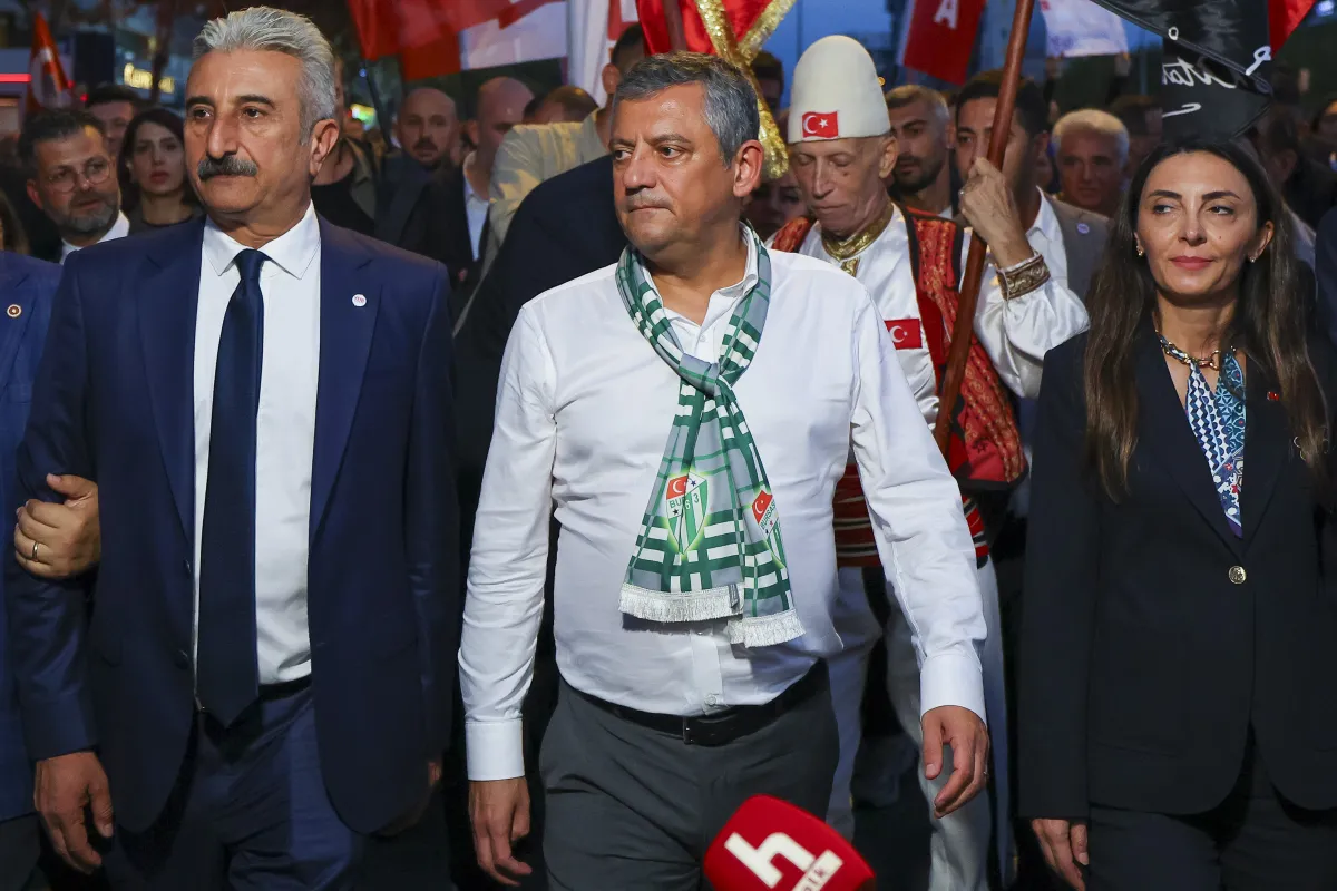 Özgür Özel Bursa’da: Bozbey Açıklaması, Fon Tepkisi ve Çiftçi Mesajları