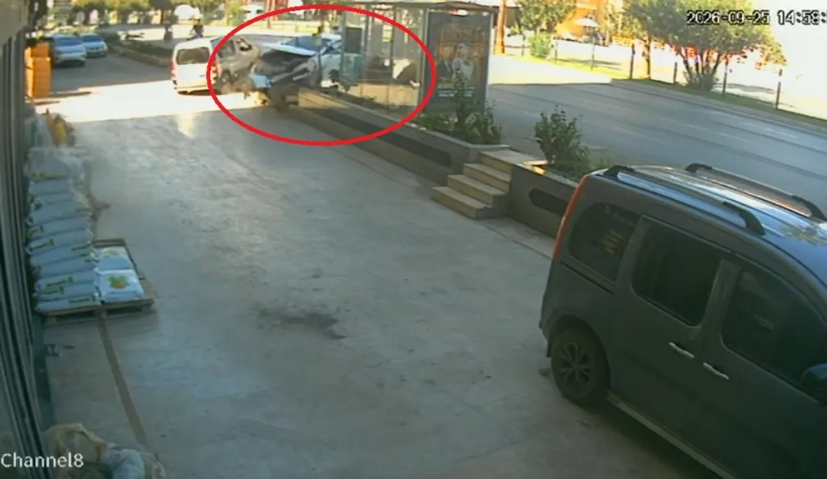 Alanya’da Dehşet Genç Kıza Çarpan Otomobil Durağa Daldı 1’i Ağır 3 Yaralı