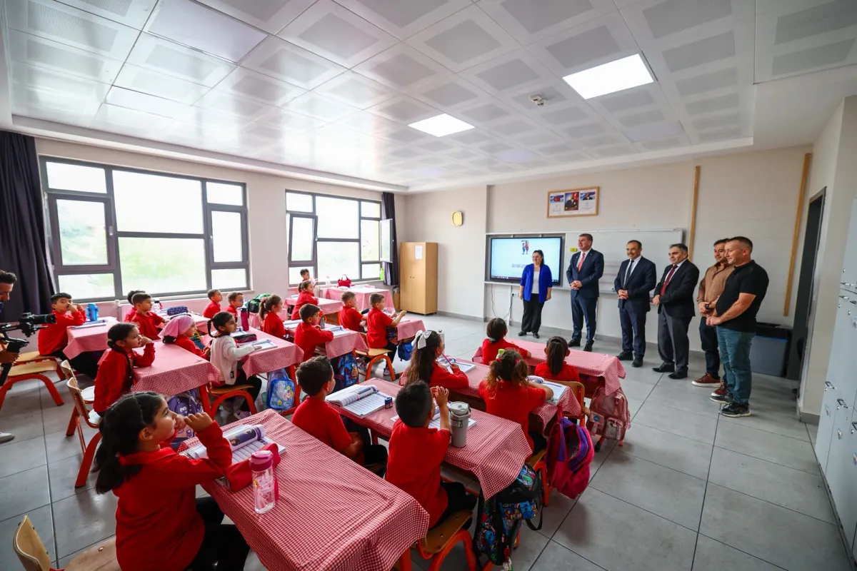 Burdur’da okula ilk adımda büyük destek 1150 Çocuğa kırtasiye seti