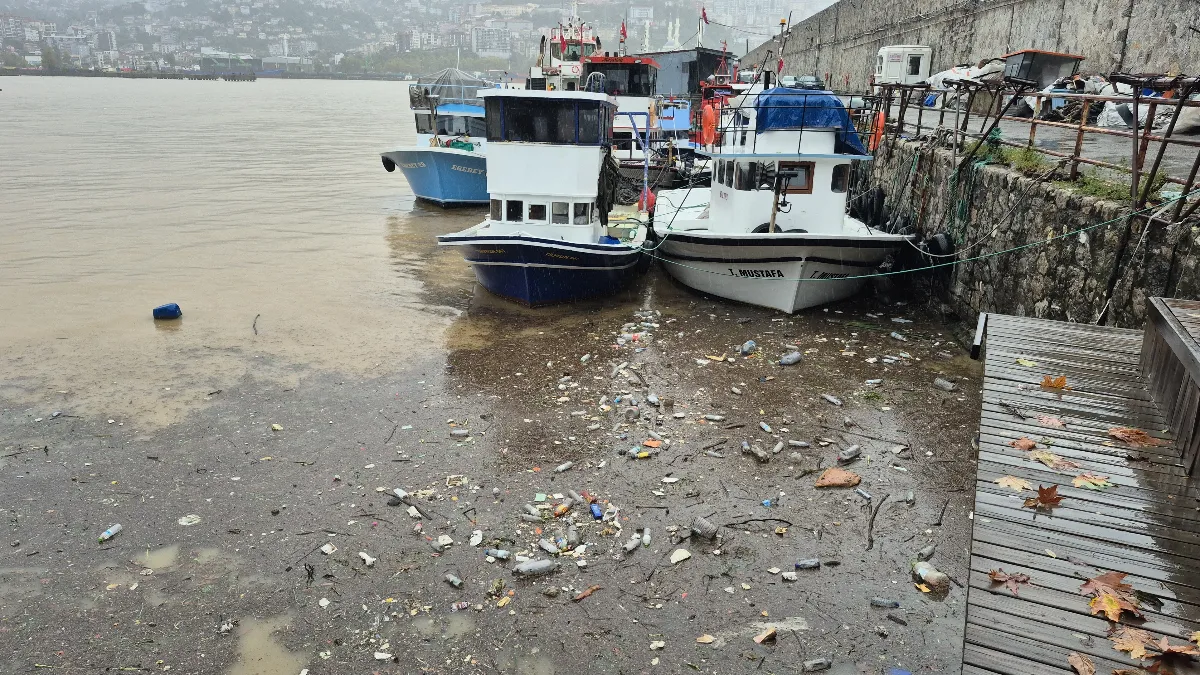 Zonguldak’ta sağanak denizin rengini değiştirdi!