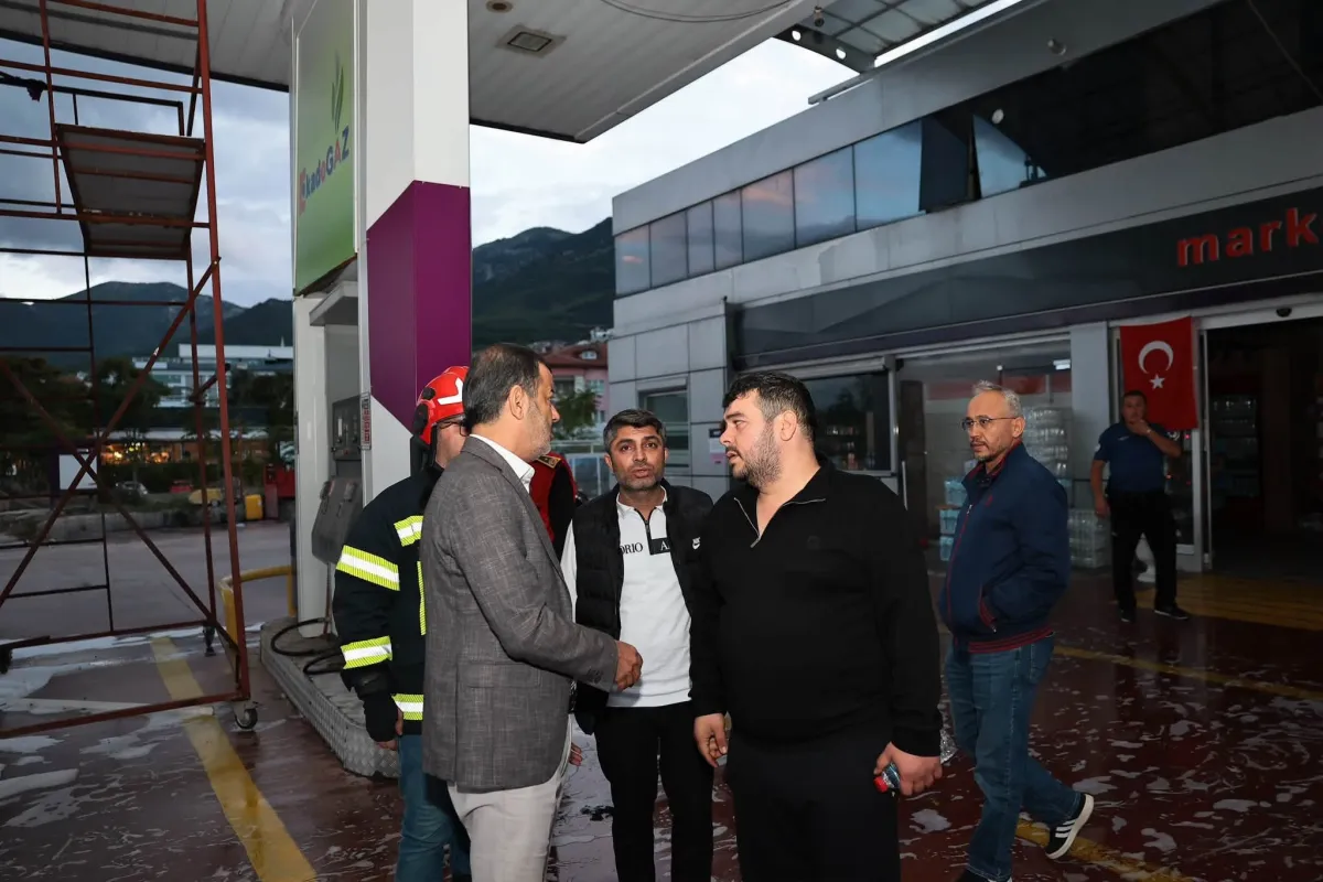 Denizli’de Facianın Eşiğinden Dönüldü Akaryakıt İstasyonunda Büyük Patlama! Tanker İkiye Bölündü
