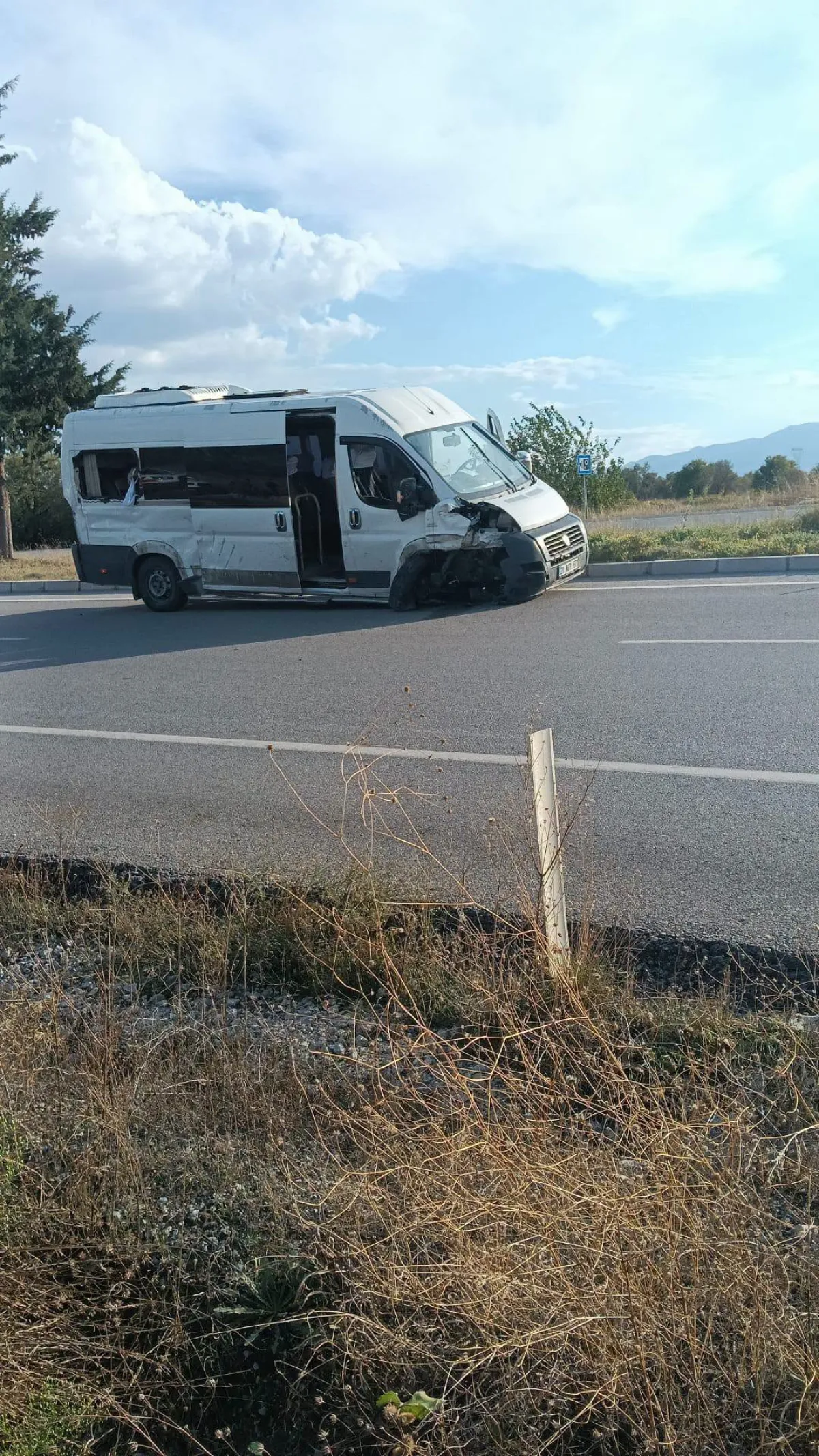 Burdur Gölhisarlı İşçileri Taşıyan Servis Kaza Yaptı! Traktör İkiye Bölündü