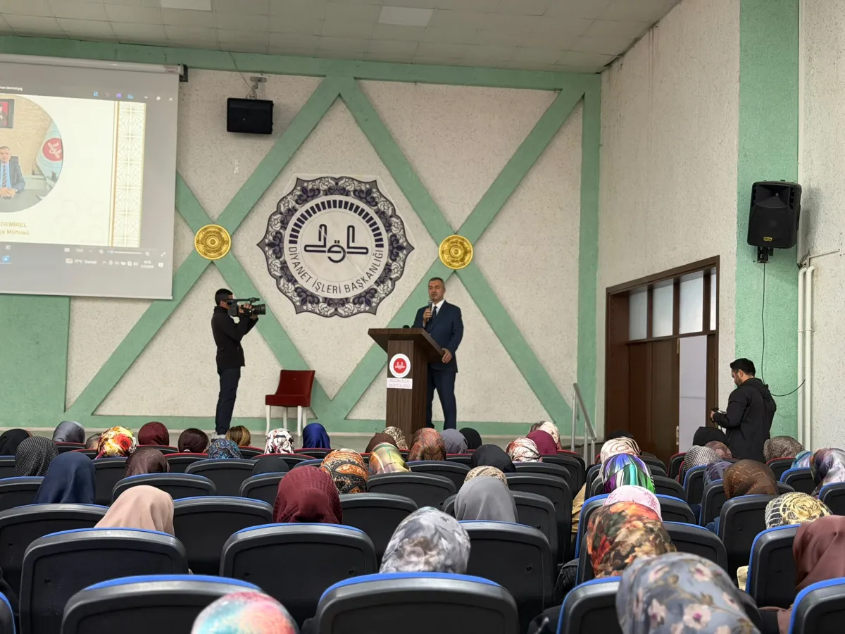 Bucak’ta "Camide Hayat Var, Hayatın Kalbi Camide Atar” Konferansı düzenlendi