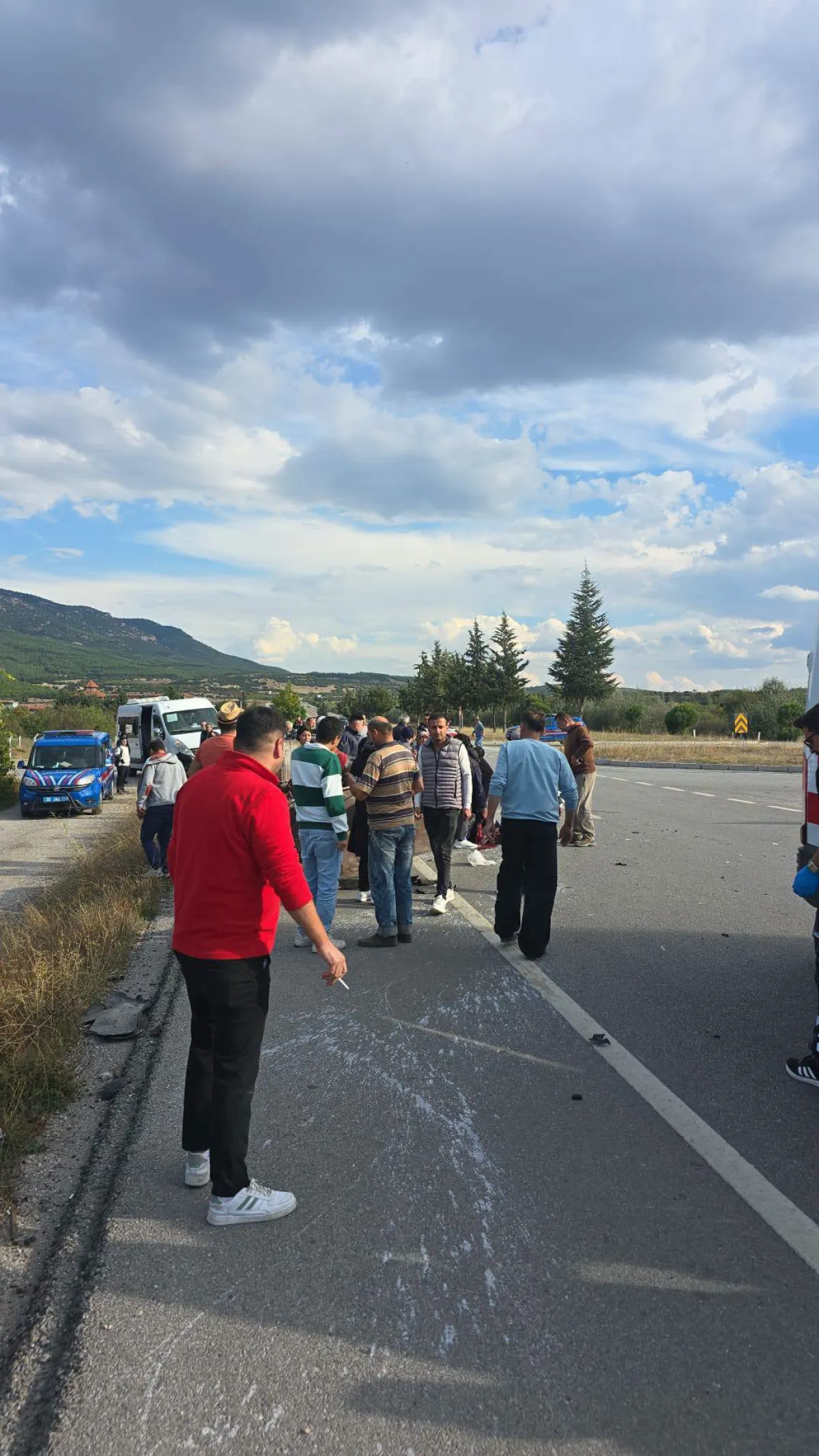 Burdur Gölhisarlı İşçileri Taşıyan Servis Kaza Yaptı! Traktör İkiye Bölündü