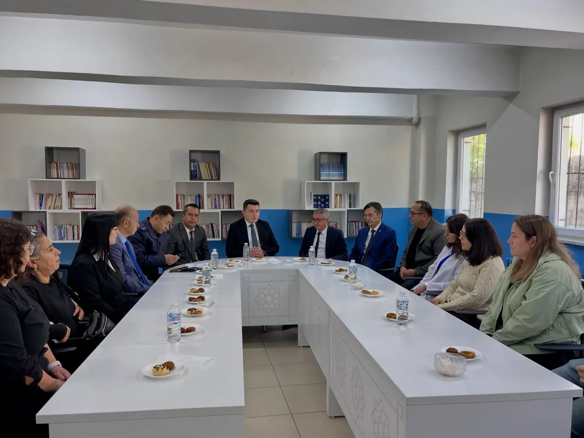 Gölhisar’da okulun ihtiyaçları yerinde incelendi! Kaymakam Çifci öğrencilerle buluştu