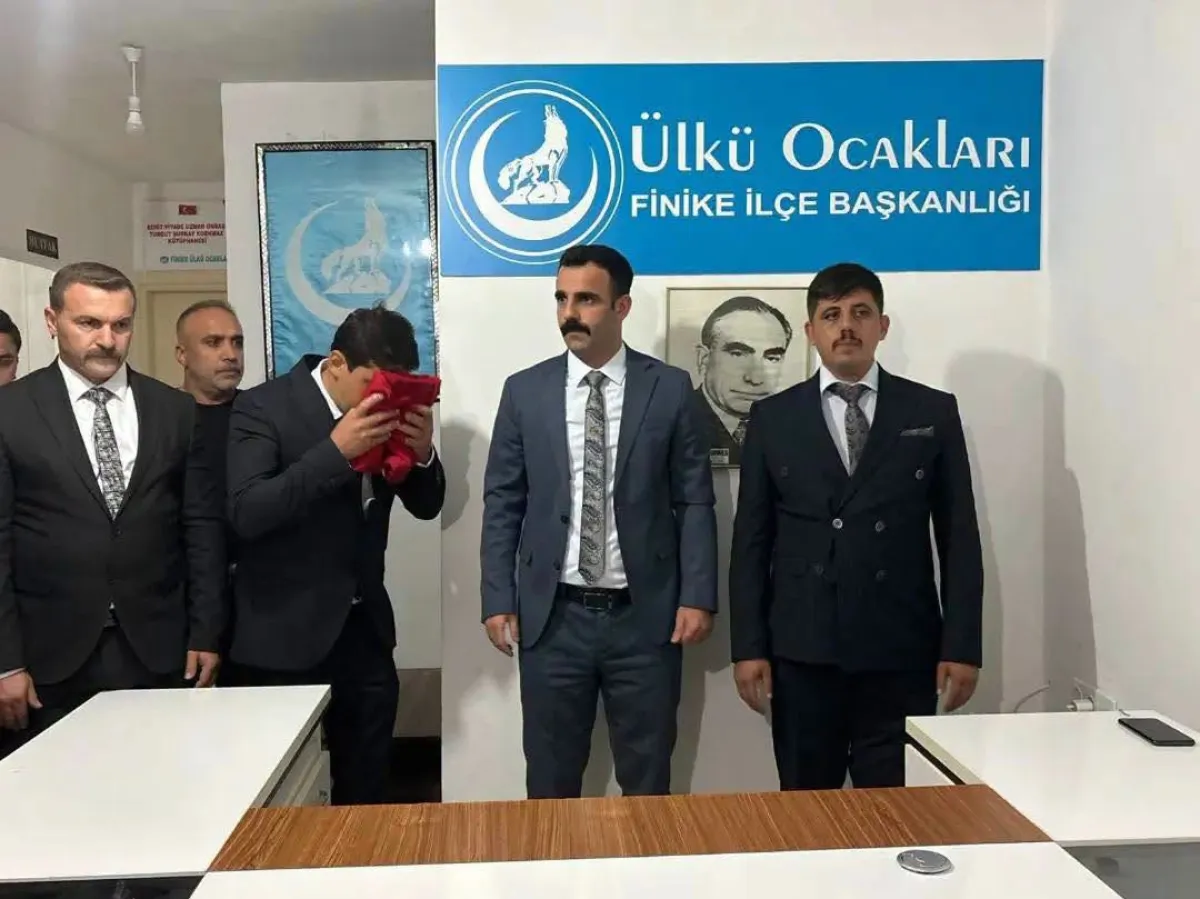 Finike Ülkü Ocakları’nda Bayrak Değişimi! Görev Özkan Uludağ’a Verildi