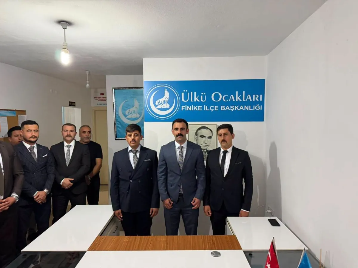 Finike Ülkü Ocakları’nda Bayrak Değişimi! Görev Özkan Uludağ’a Verildi