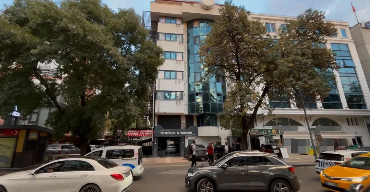 Ankara’da Dehşet Anları! 6’ncı Kattan Otomobilin Üzerine Düştü Ağır yaralandı