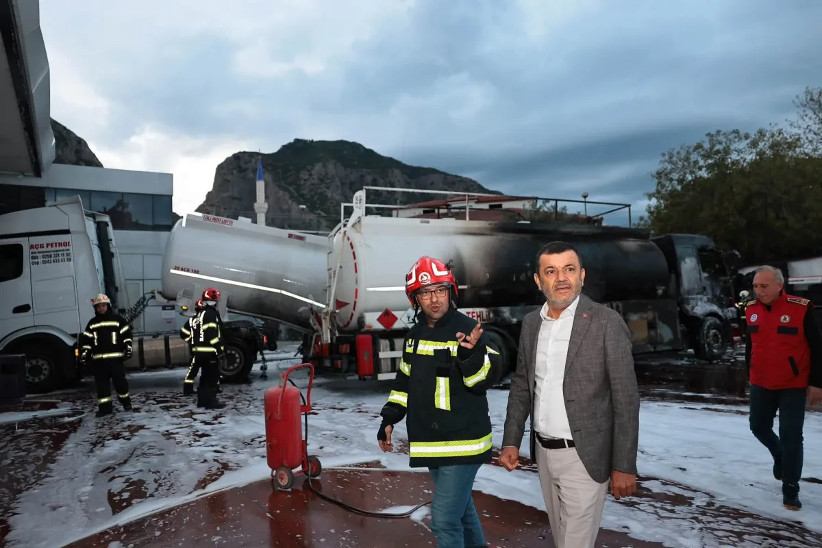Denizli’de Facianın Eşiğinden Dönüldü Akaryakıt İstasyonunda Büyük Patlama! Tanker İkiye Bölündü