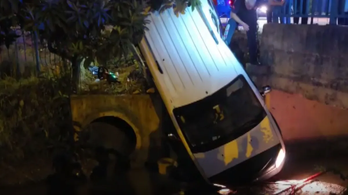 Adana’da gece yarısı kaza: Araç kanala düştü