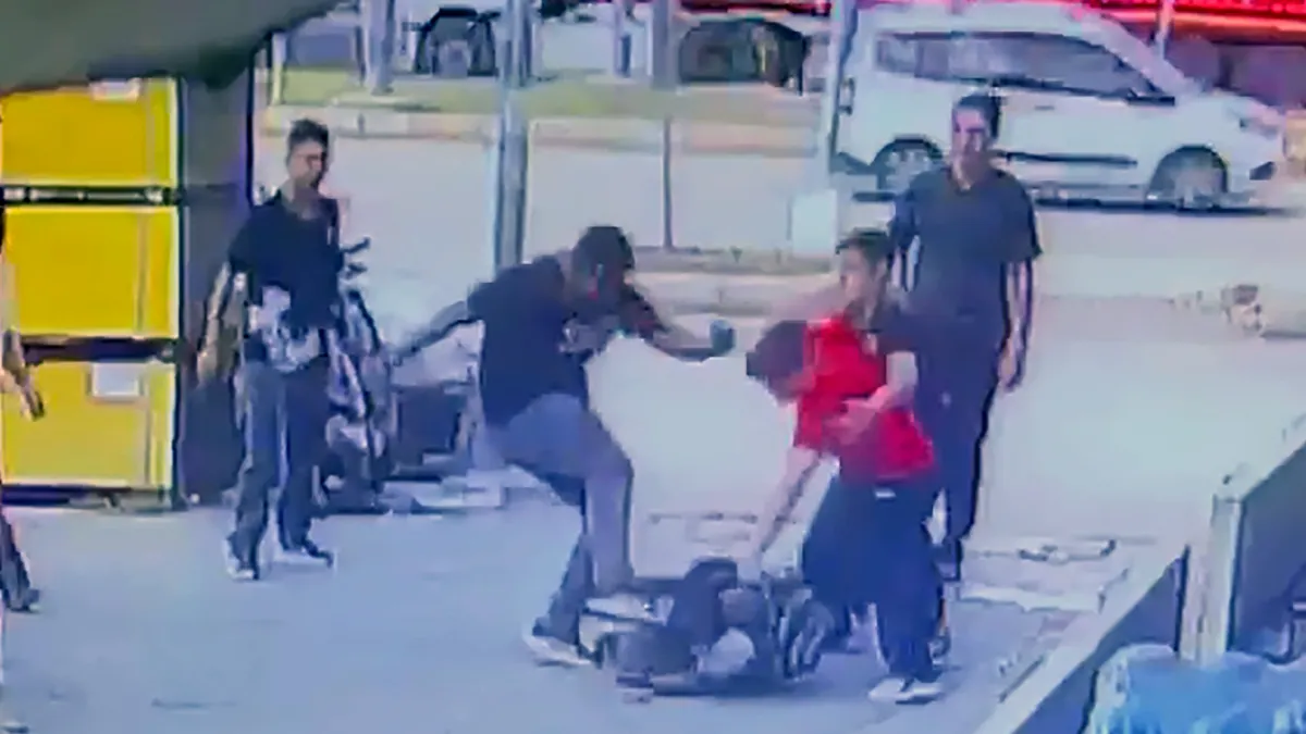 Adana’da sokak ortasında çocuğa dehşeti yaşattılar!
