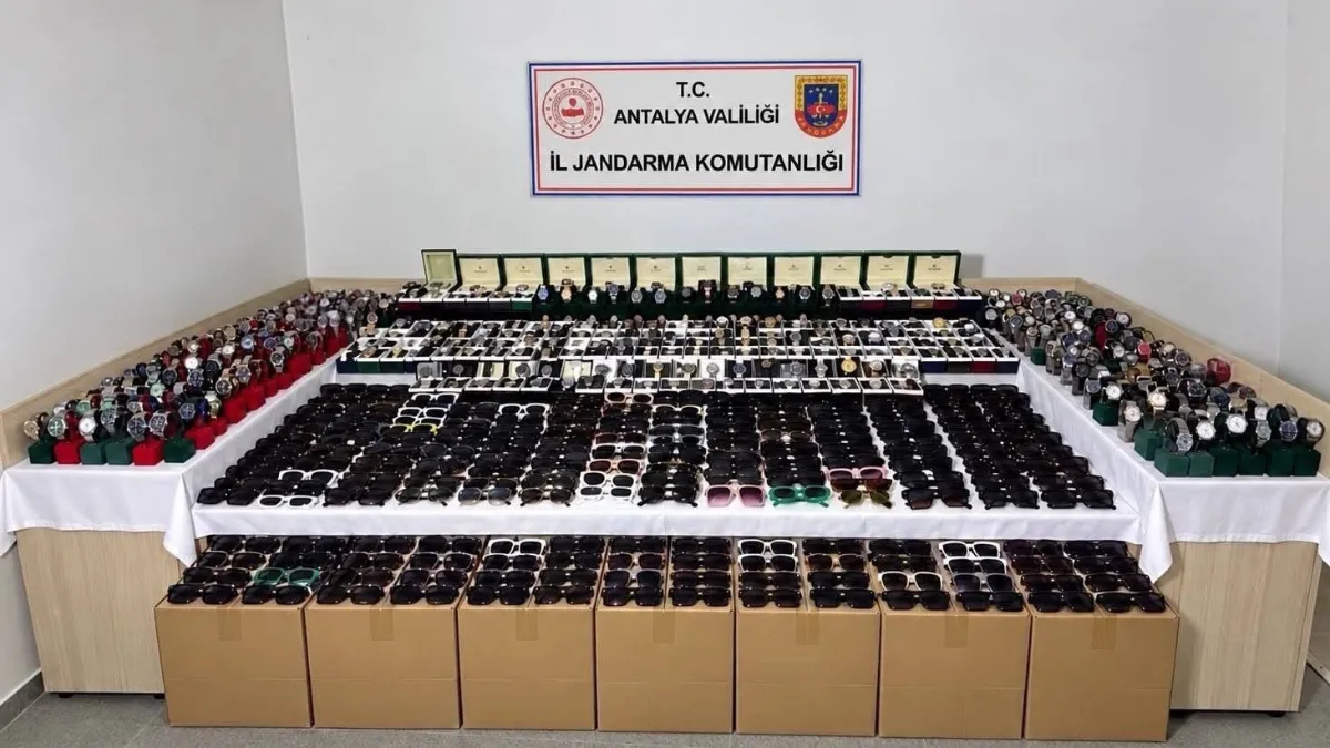 Antalya’da depoya jandarma baskını: Binlerce kaçak ürün çıktı