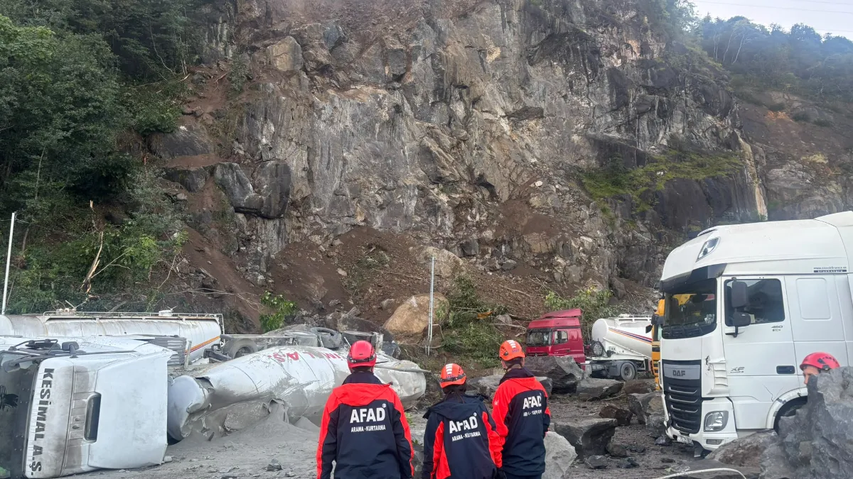 Artvin'de TIR parkında heyelan faciası! Dev kayalar 1 can aldı