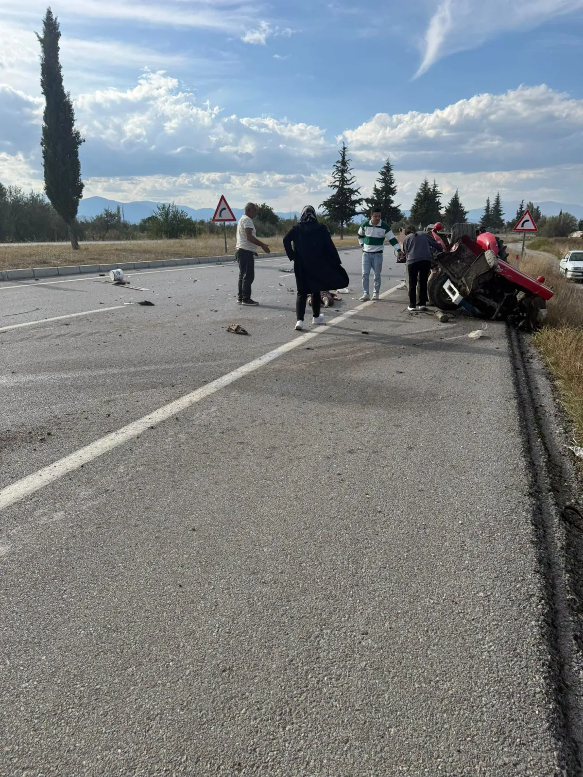 Burdur Gölhisarlı İşçileri Taşıyan Servis Kaza Yaptı! Traktör İkiye Bölündü