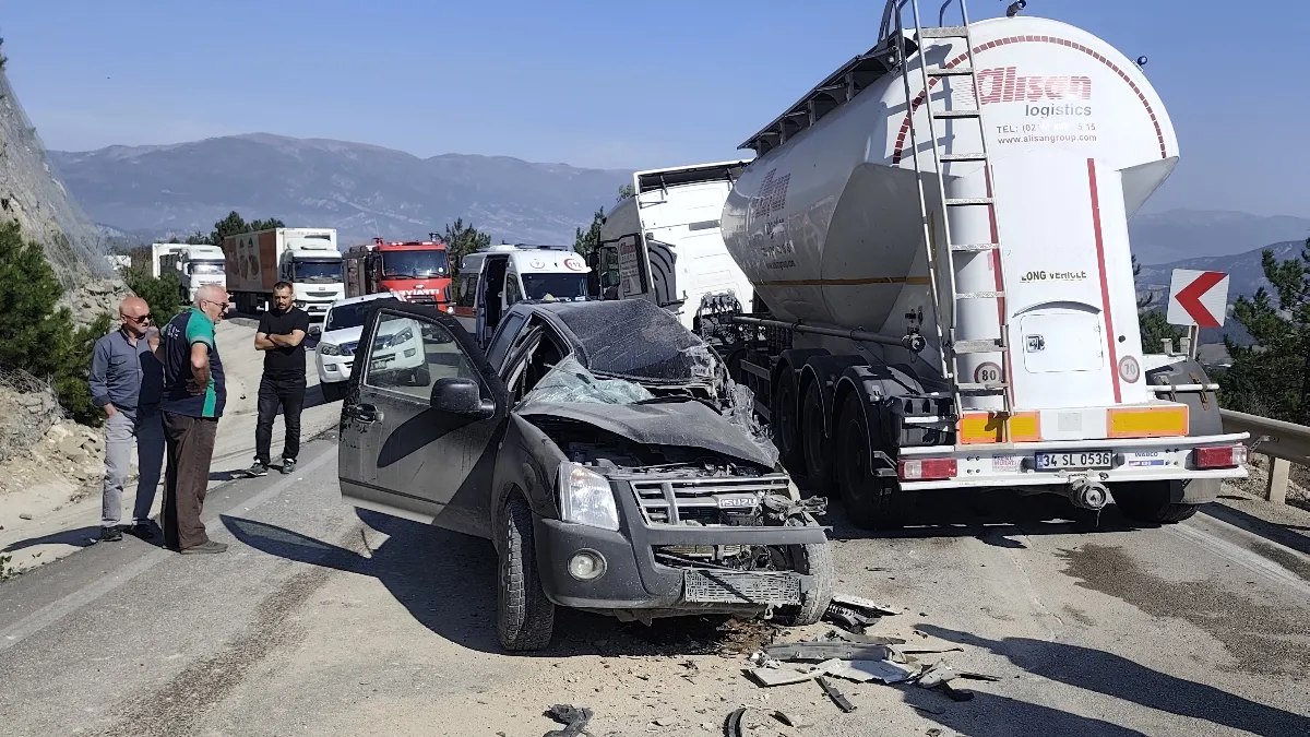 Bolu'da feci son! TIR'la çarpışan kamyonetin sürücüsü öldü