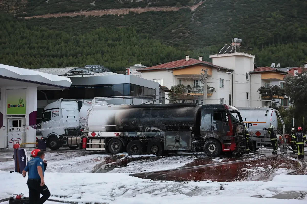Denizli’de Facianın Eşiğinden Dönüldü Akaryakıt İstasyonunda Büyük Patlama! Tanker İkiye Bölündü