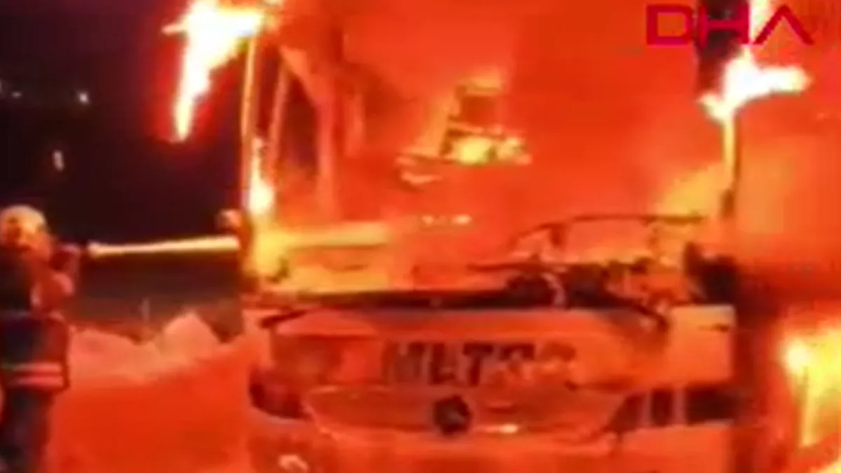 Hatay'da korkutan yangın! Otobüs alevlere teslim oldu