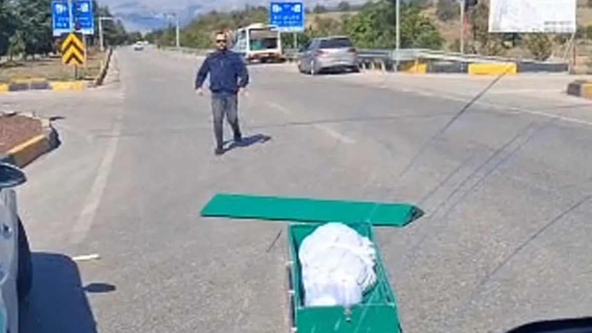 Isparta’da seyir halindeki cenaze aracından tabut düştü