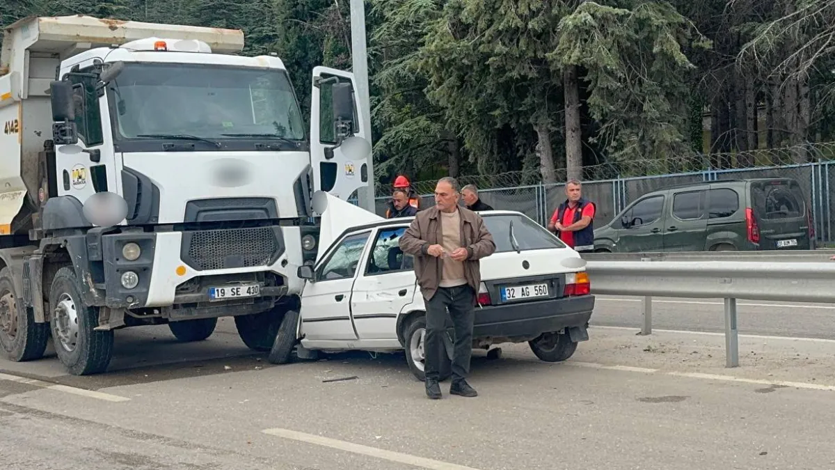Isparta'da ters yön kazası! Otomobil hafriyat kamyonuyla çarpıştı