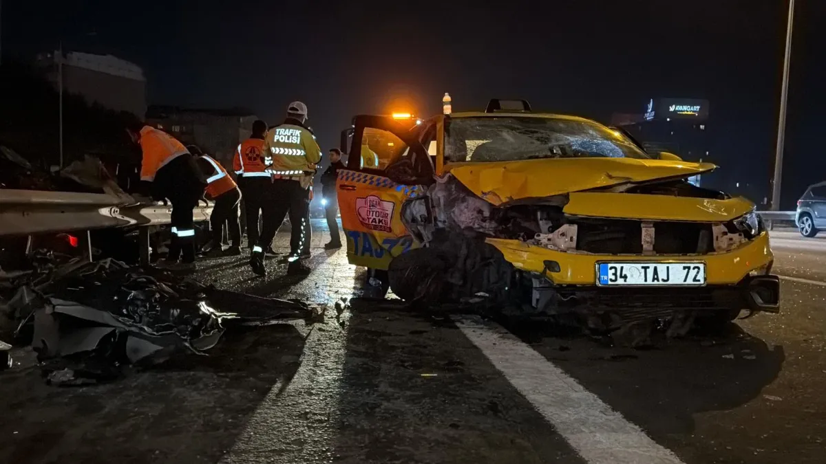 İstanbul'da gece yarısı feci kaza! Bariyerlere sıkışan otomobilde 1 ölü, 2 yaralı