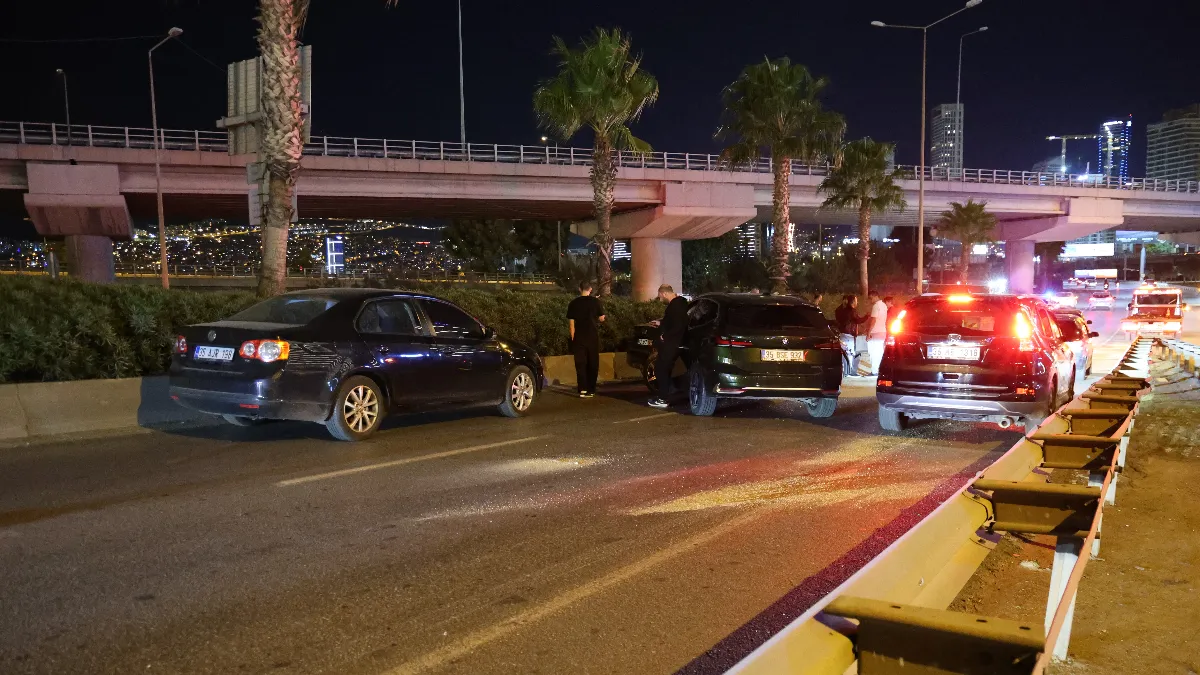 İzmir’de gece yarısı zincirleme kaza: 4 Kişi yaralandı