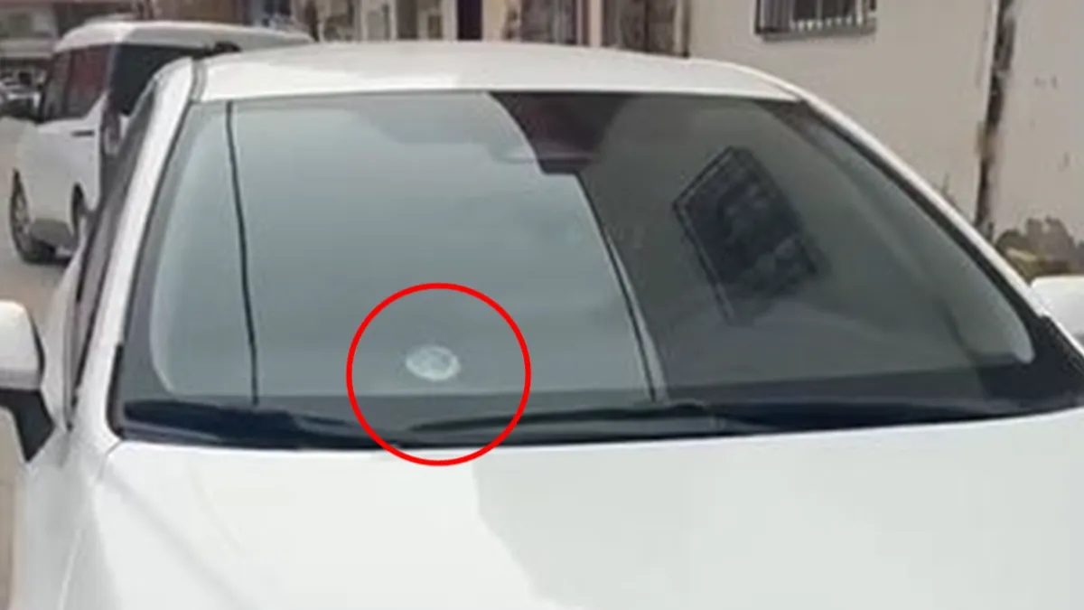 Mardin’de yorgun mermi tehlikesi: Otomobilin camına saplandı