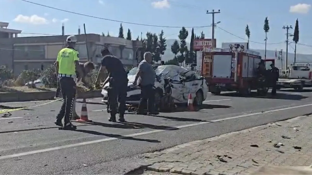 Muğla'da feci kaza! Kamyonet ile otomobil çarpıştı: 1 Ölü, 2 yaralı