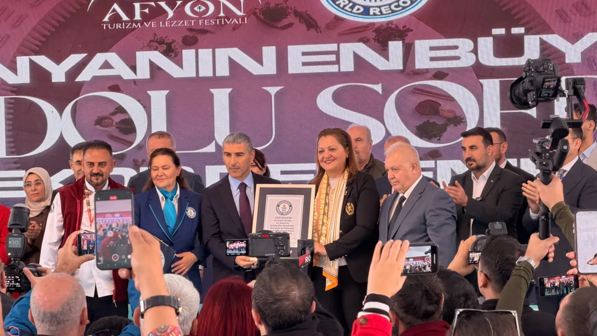 81 İlin Bine Yakın Lezzeti 257 Metrelik Sofrada! Afyonkarahisar Guinness’e Girdi