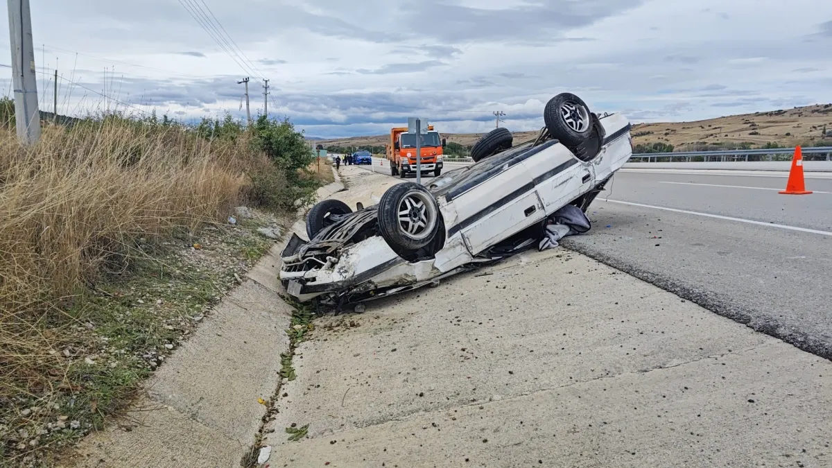 Isparta Yalvaç'ta Korkutan Kaza! Otomobil 150 Metre Sürüklendi, Menfeze Çarpıp Takla Attı 3 yaralı