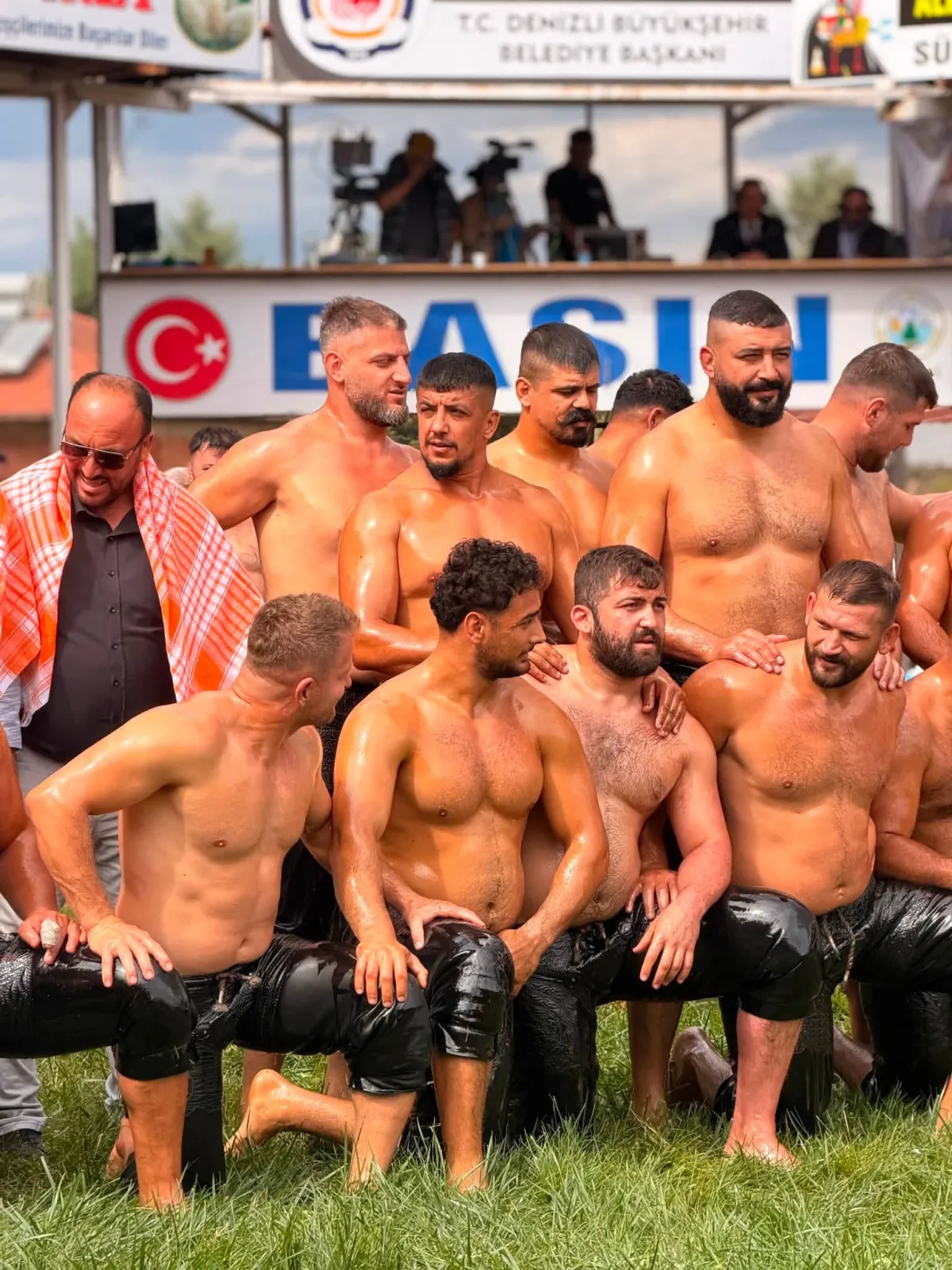 Denizli Beyağaç’ta Dev Final! Orhan Okulu’nu Yenen İsmail Balaban Başpehlivan Oldu