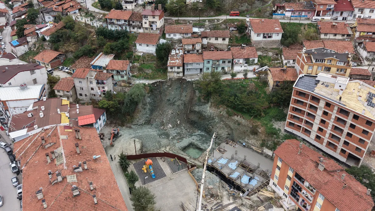 Tokat'ta korkutan çökme: Yol yarıldı, ev boşaltıldı