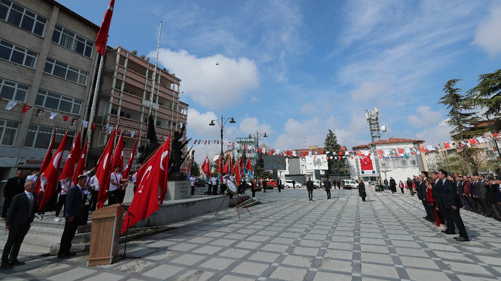 Burdur’da 23 Nisan'da çelenk sunma töreni